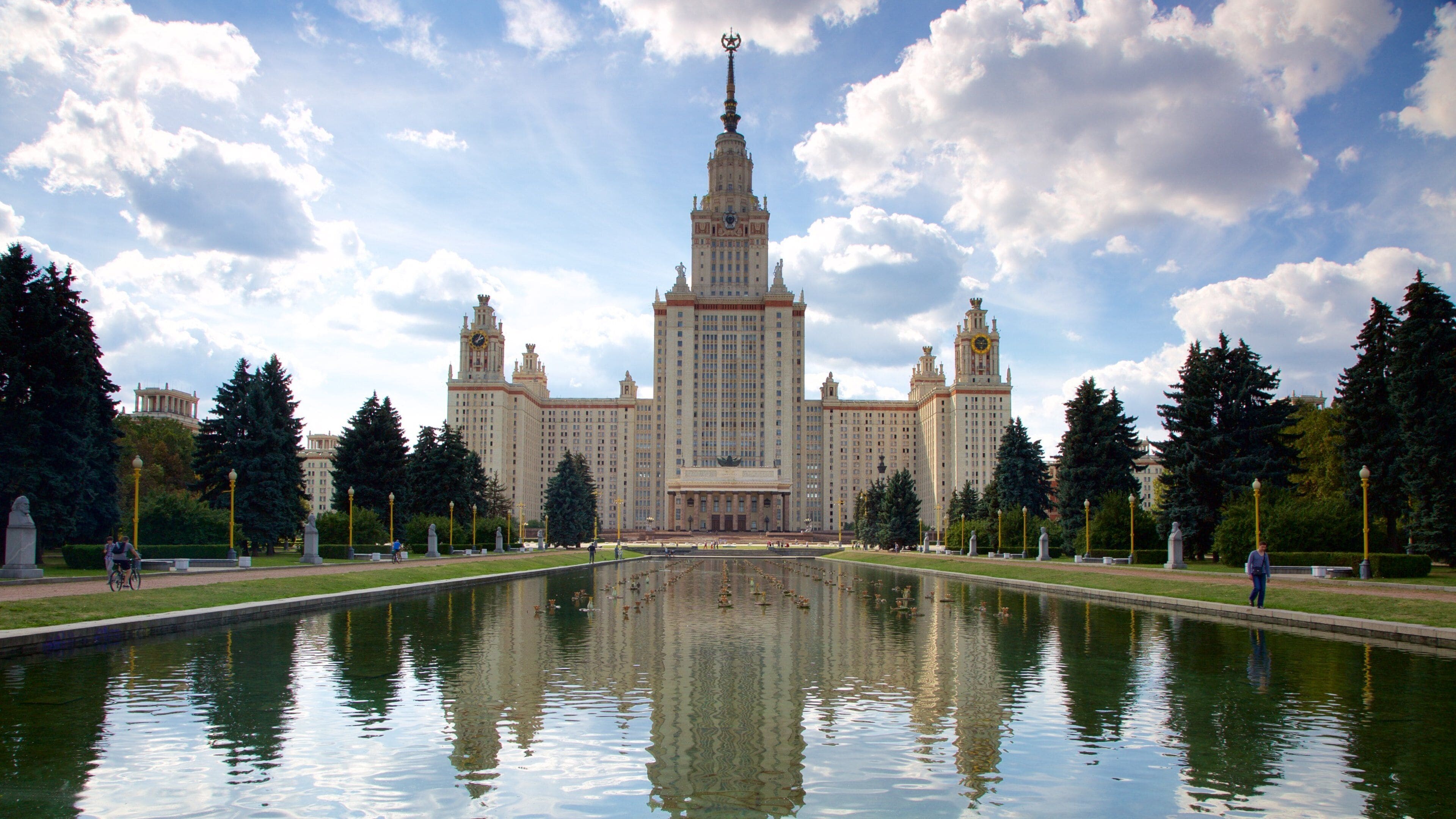 Estudantes num campus universitário na Federação da Rússia